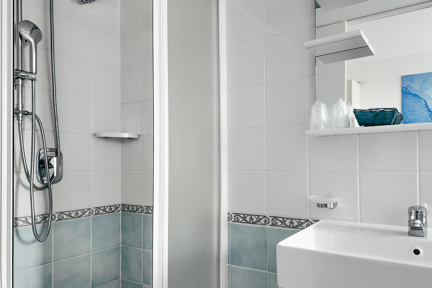 bagno con doccia di una delle camere dell'hotel