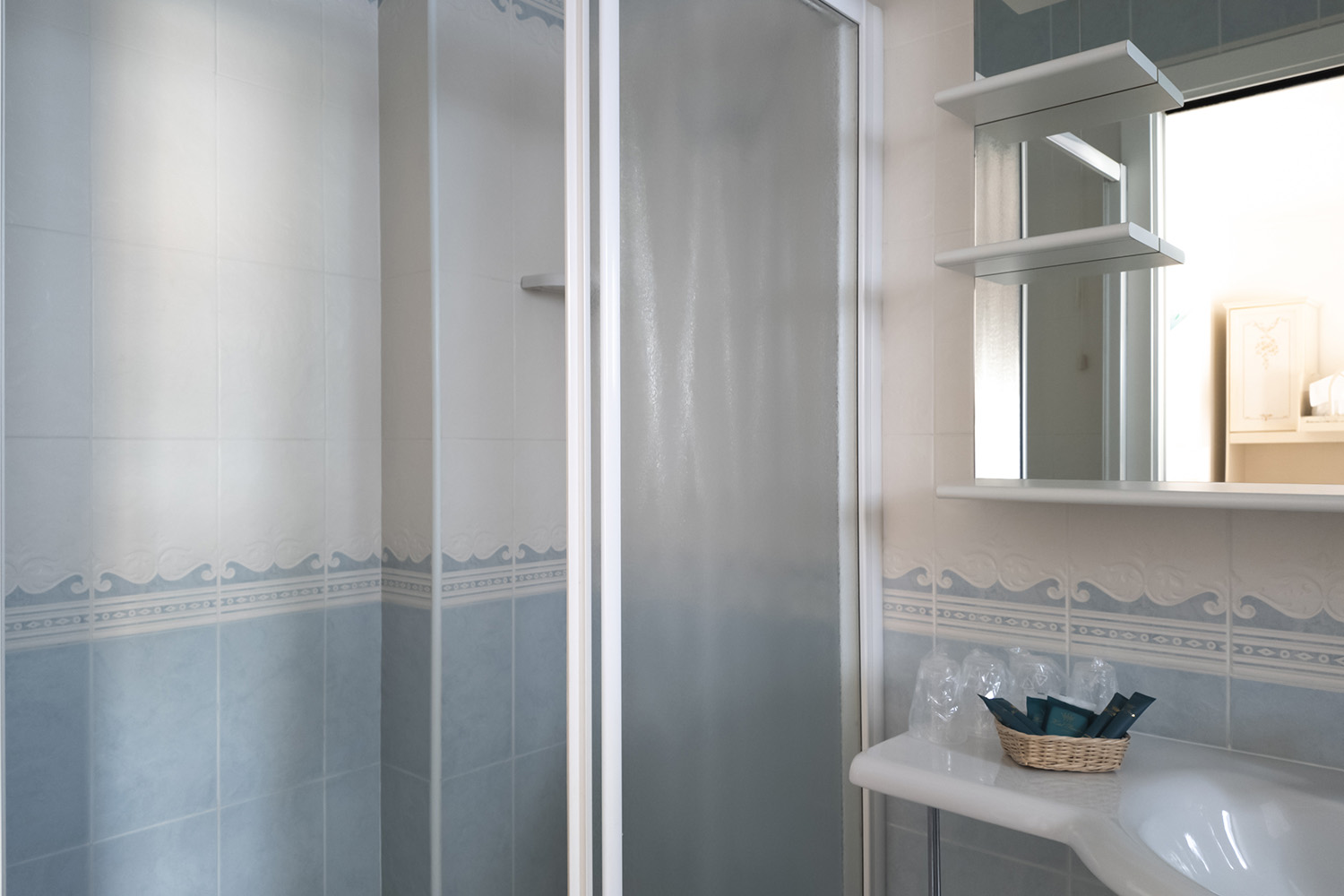 bagno con doccia di una delle camere dell'Hotel Principe Caorle