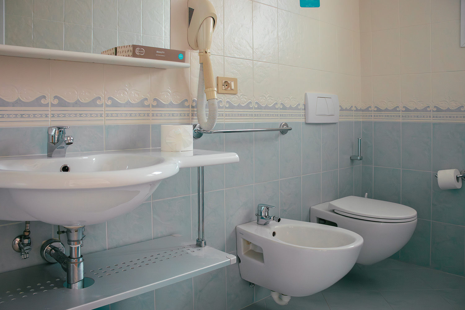 sanitari del bagno di una delle camere dell'Hotel Principe a Caorle