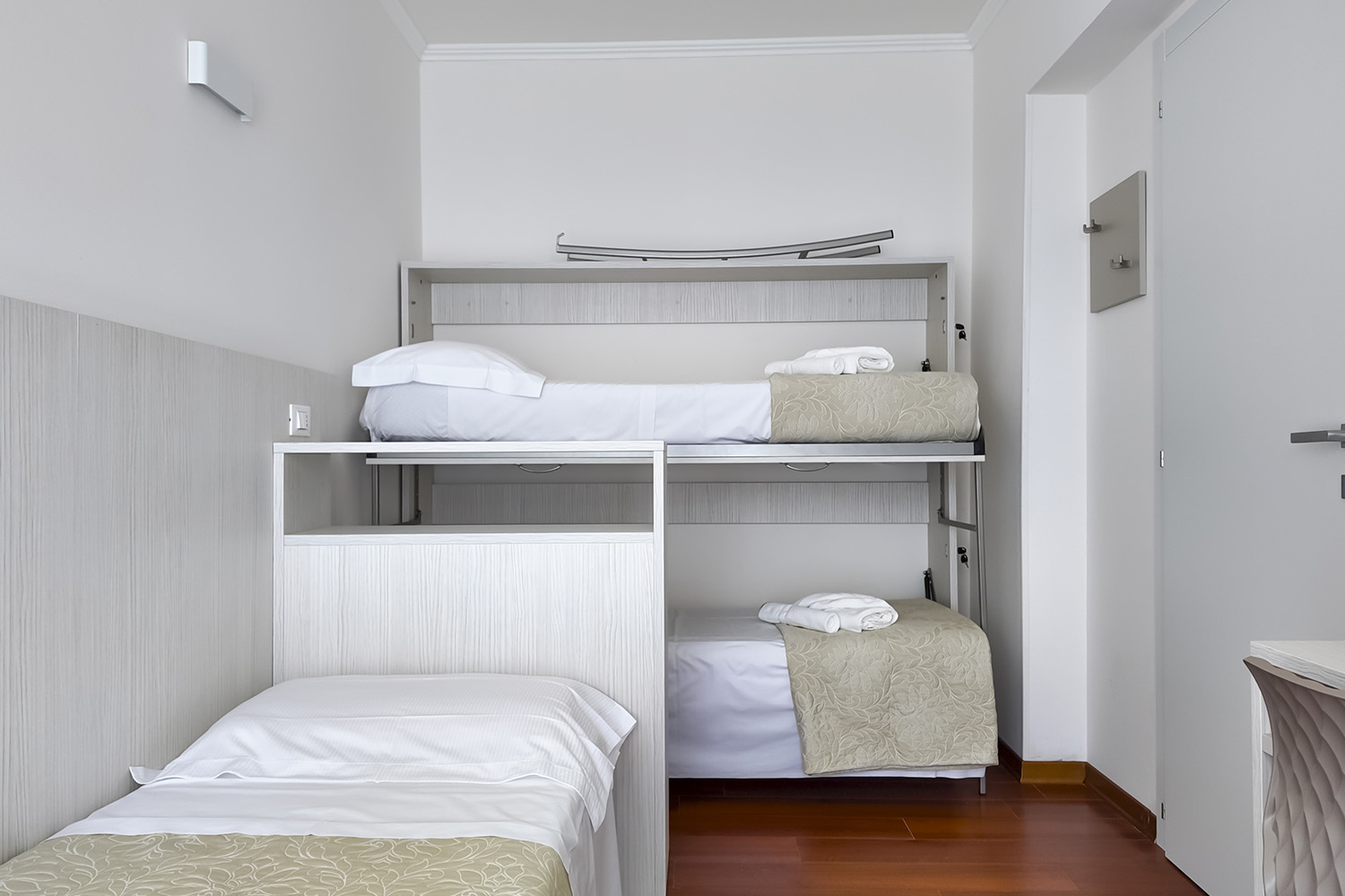 la camera a parte con i letti singoli della camera family comunicante