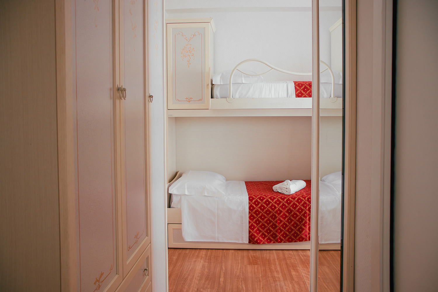 la camera a parte con il letto a castello della camera family comunicante