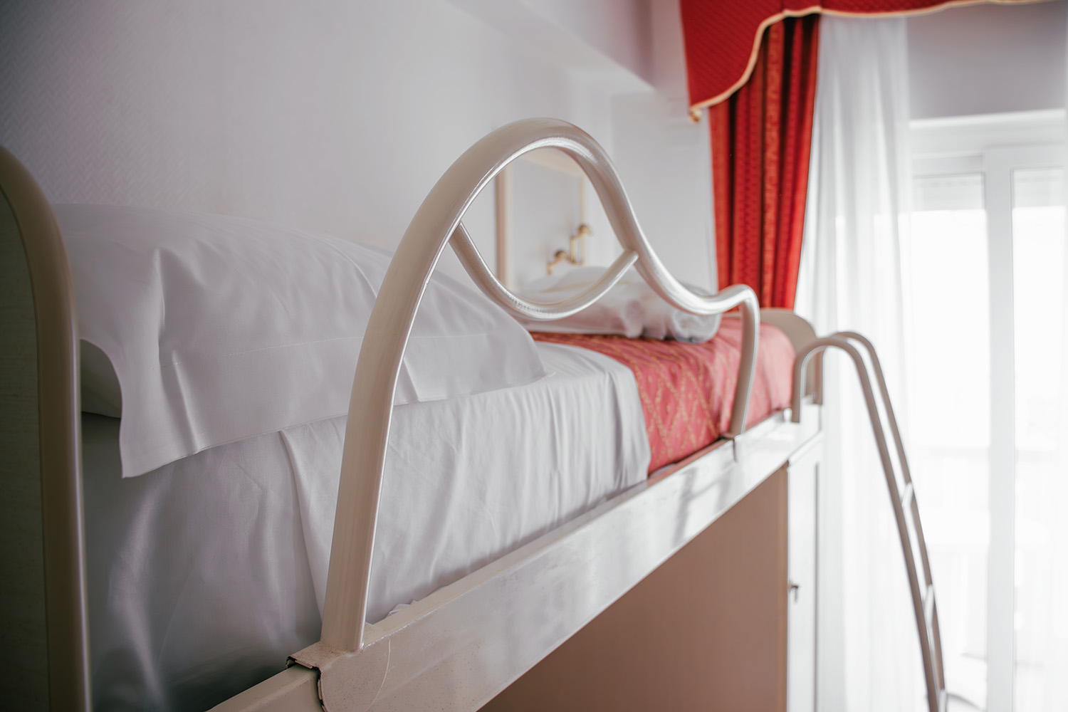 ringhiera del letto a castello della camera family comunicante