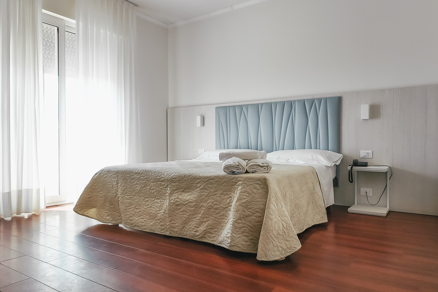 letto matrimoniale della camera family comunicante dell'Hotel Principe Caorle