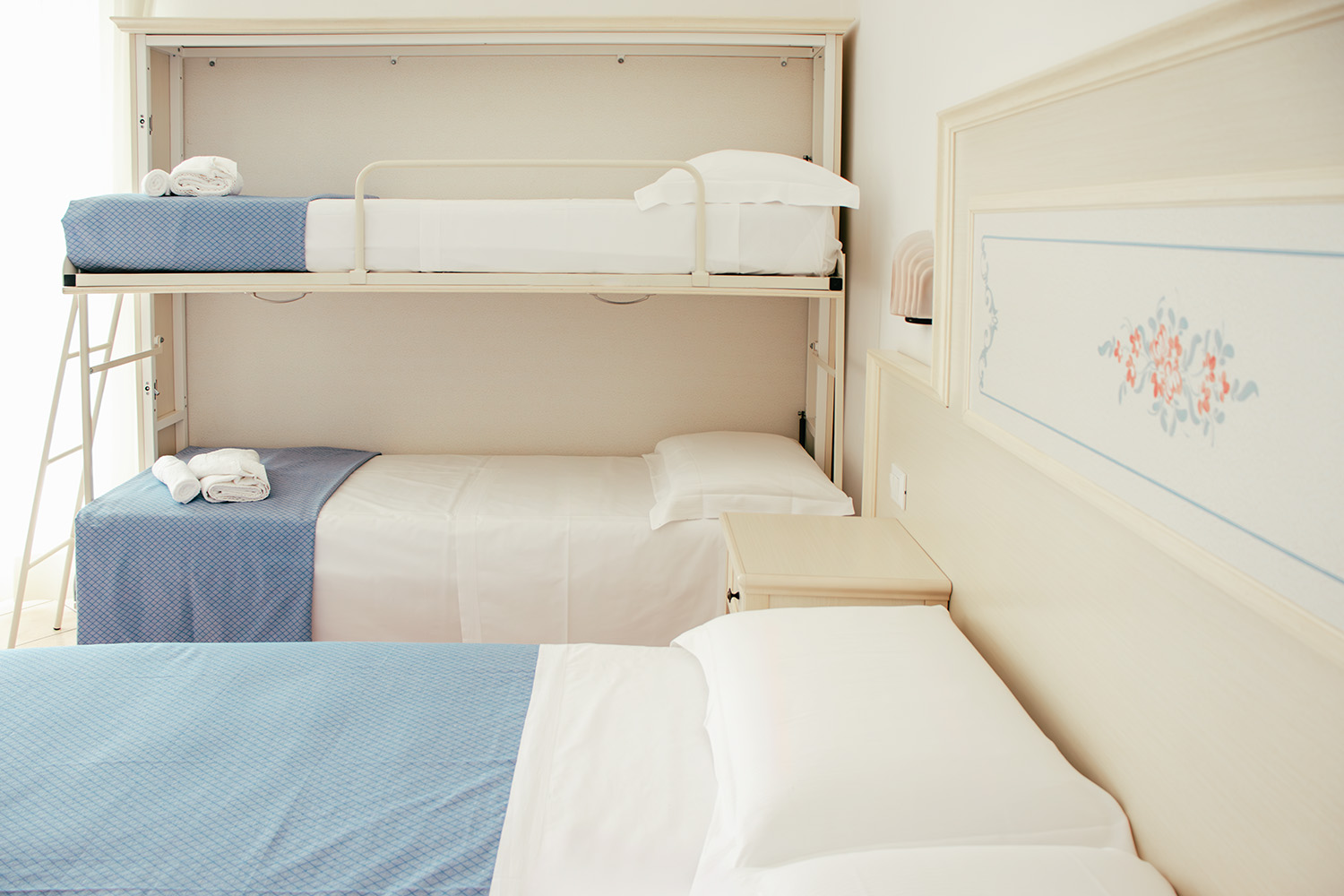 letto matrimoniale e il letto a castello della camera family economy