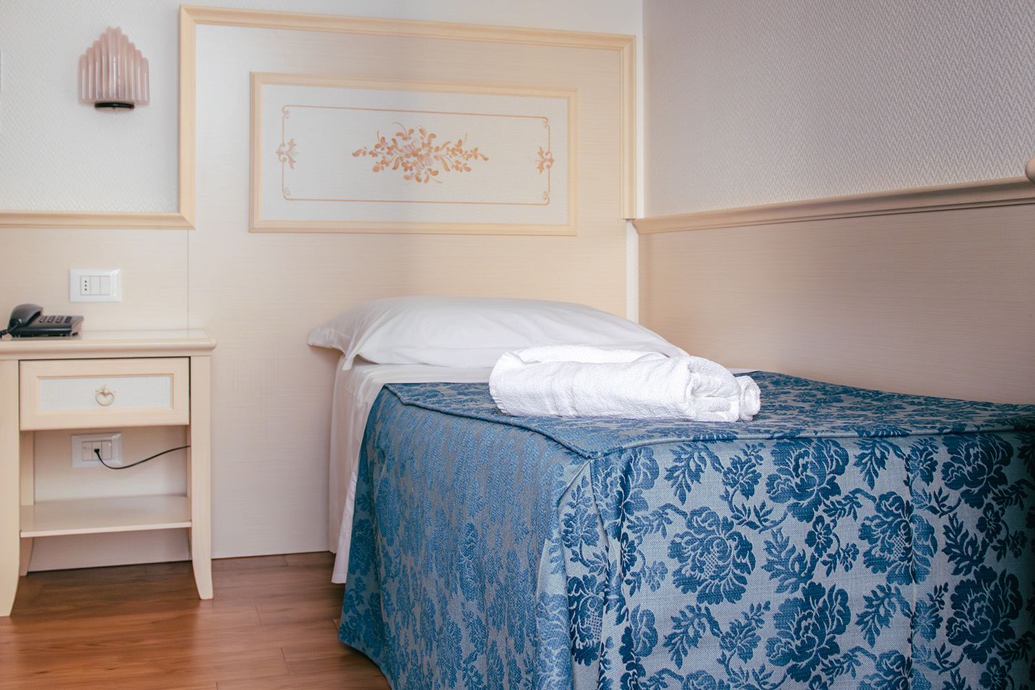 letto della camera singola dell'Hotel Principe Caorle