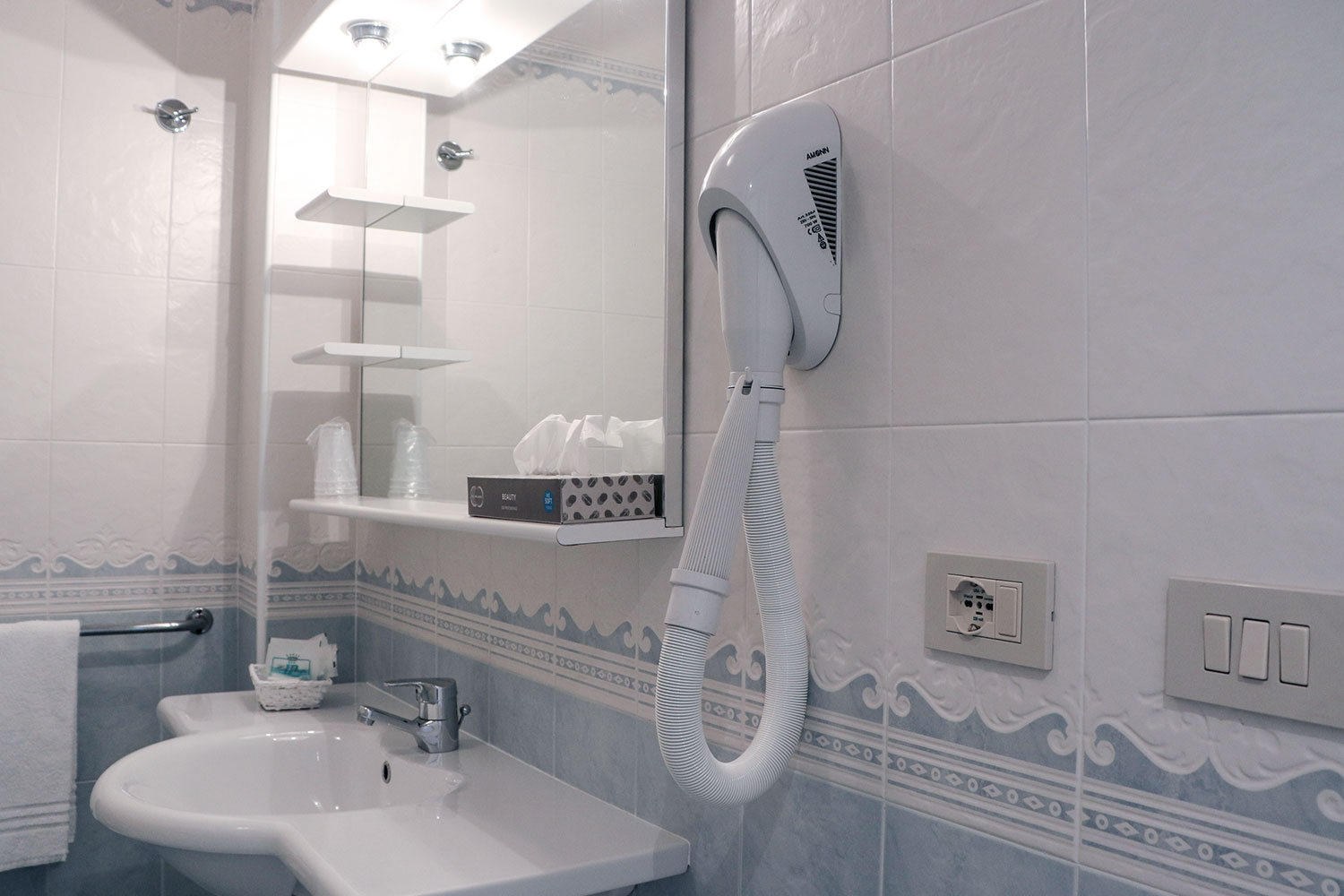 bagno di una delle camere comunicanti dell'Hotel Principe Caorle